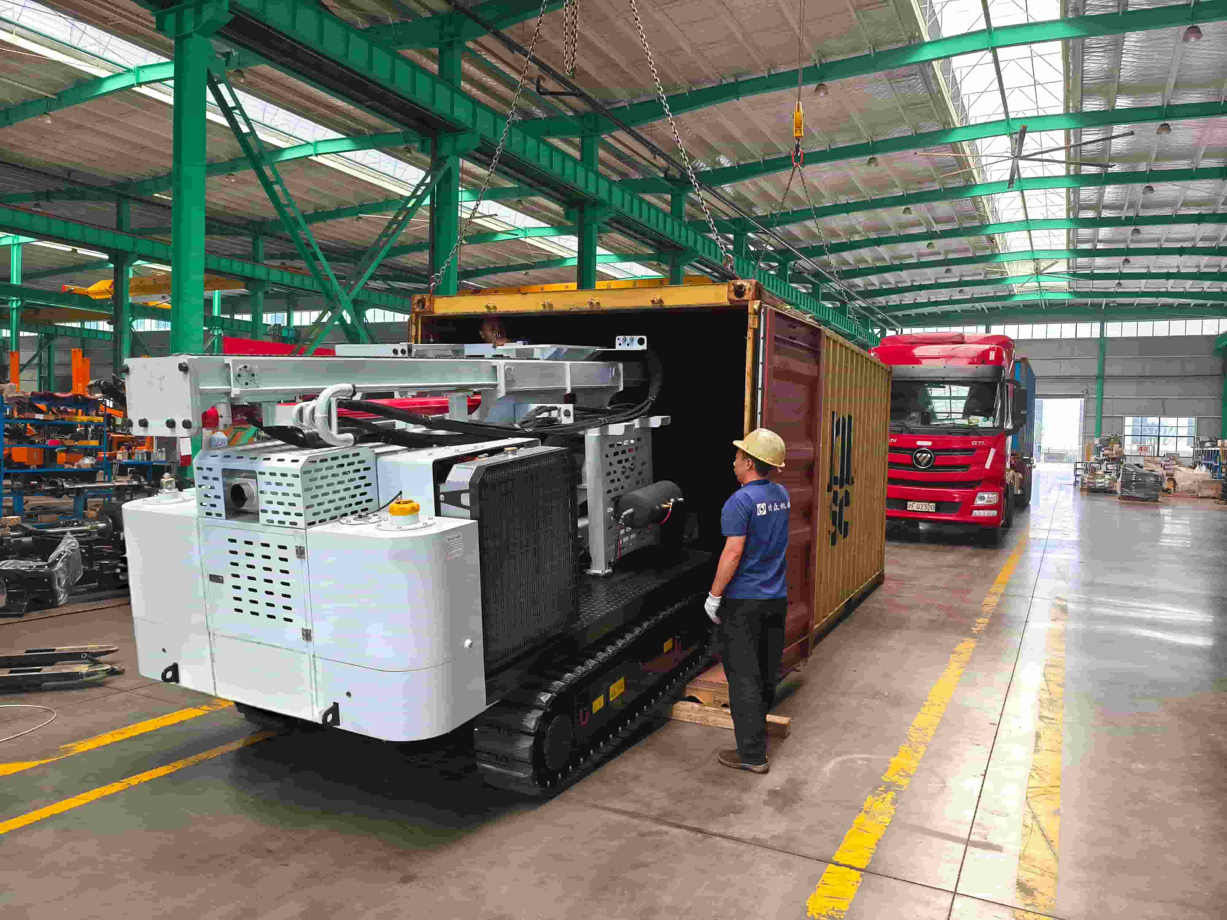 Máy đóng cọc năng lượng mặt trời TZ536 với động cơ Cummins Euro V và chức năng tự làm sạch được vận chuyển đến Ý