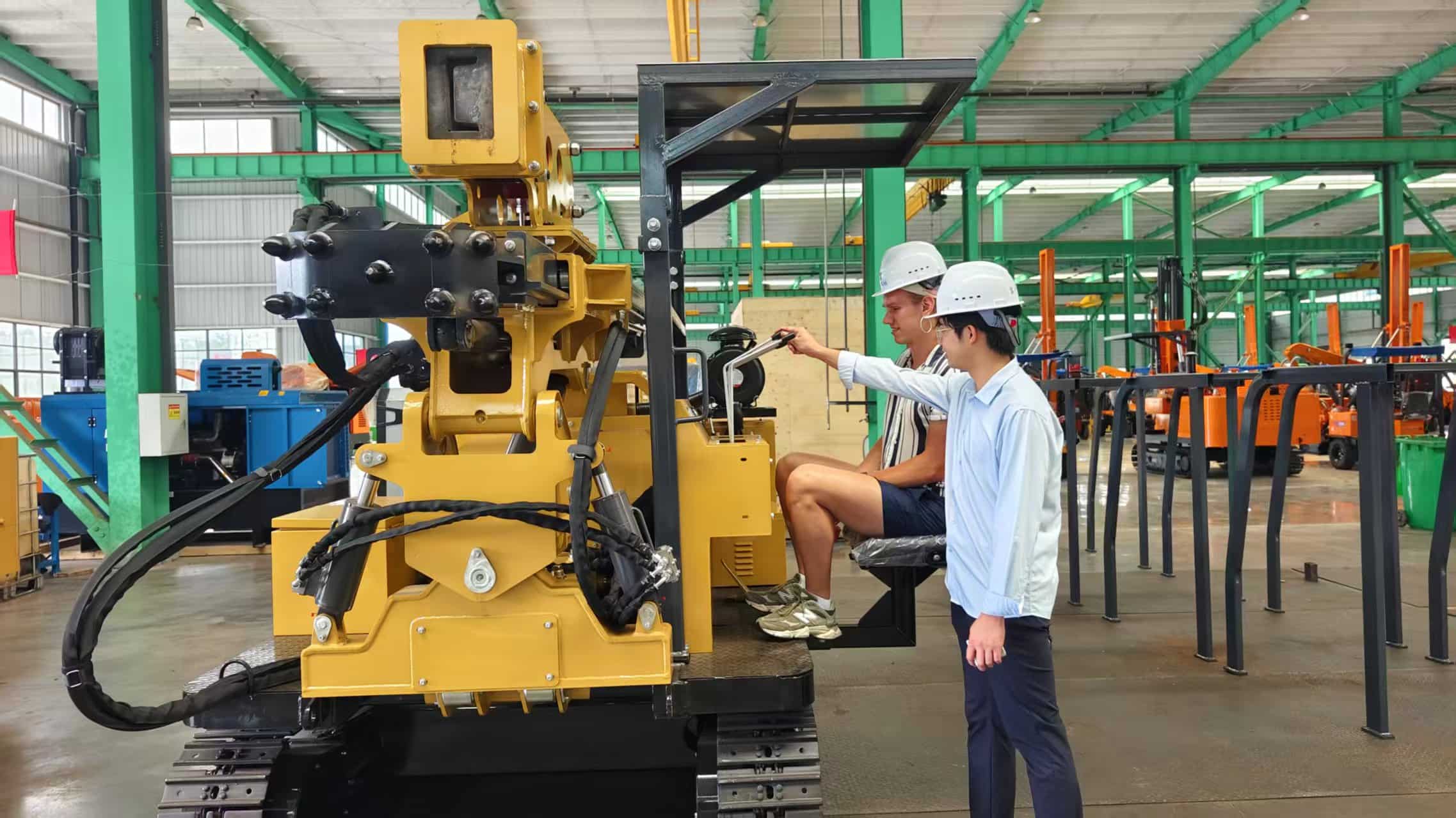 Khách hàng Vương quốc Anh đến thăm Anhui Tezhong Machinery: Máy đóng cọc năng lượng mặt trời được hoan nghênh