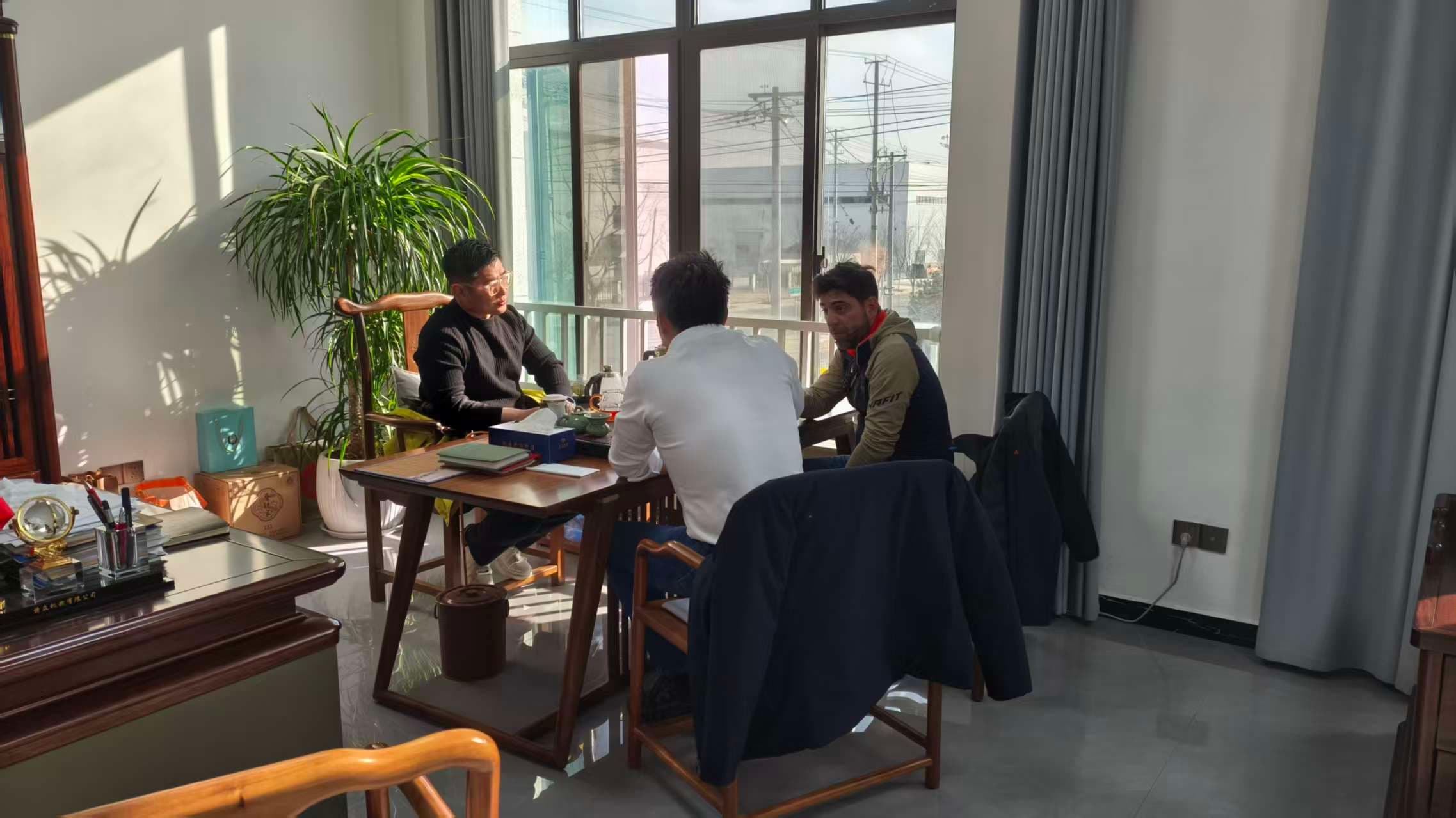 Khách hàng Ý đến thăm nhà máy Anhui Tezhong để trải nghiệm quy trình sản xuất máy đóng cọc năng lượng mặt trời theo yêu cầu.