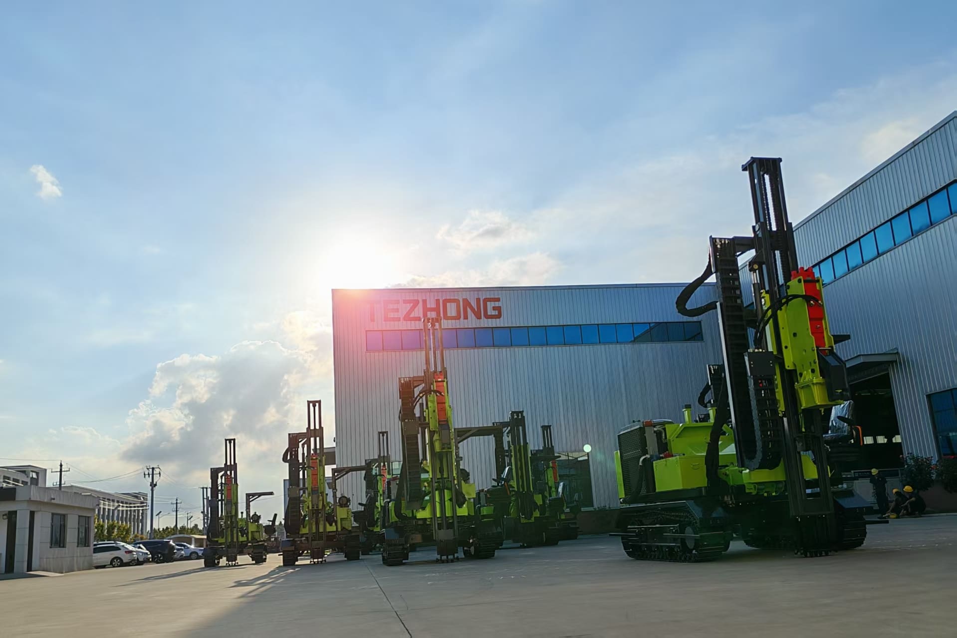 Bước đột phá quan trọng tại thị trường Trung Đông: TeZhong Machinery giao 10 máy đóng cọc năng lượng mặt trời TZ536 cho Ả Rập Xê Út.